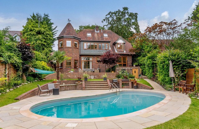FOREST GETAWAY, pet friendly, with pool in Farnham Common