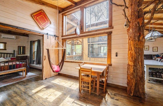 FoRest ReTreeT 2 bedroom Hot Tub Unique Chatming Adairsville Cabin Private
