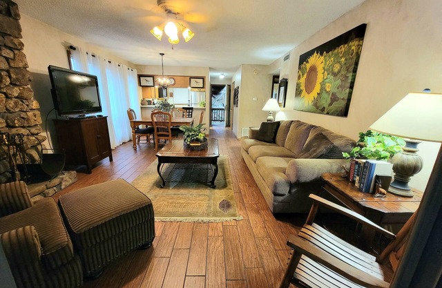 Forest view 2 bed/bath condo on Lake Ouachita by RedAwning