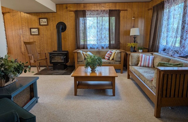 Forest View 2bd on 175 Acre Farm