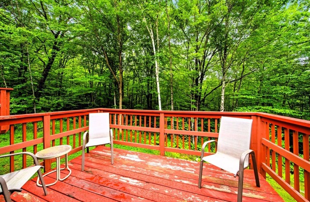 Forest-View 2BR Condo w/Balcony, Fireplace & Access to Lodge Amenities