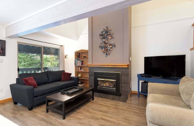 Forest-view townhome w/fireplace & fireplace