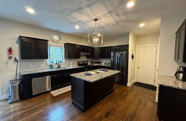 Forest Wonderland Sanctuary-Private, Gourmet Kitchen, Fire-pit and Jacuzzi tub
