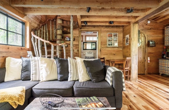 FoResTree House- Peaceful Luxury Treehouse Hot tub