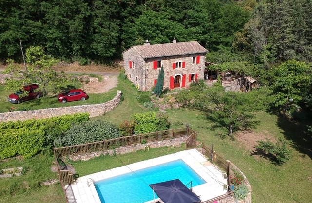 Former Sheepfold equipped 6/8 people with swimming pool, porch, patio