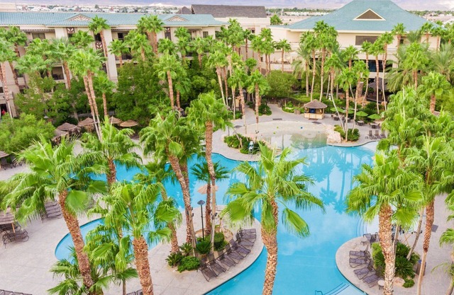 Formula 1 Full Amenity Condo on the Strip!