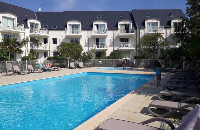Fouesnant, pool view apartment 200 m from the beach of Beg Meil