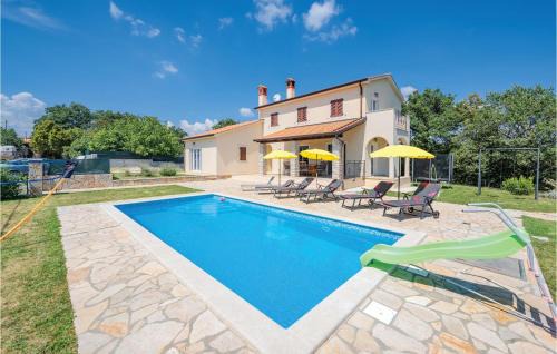 Four-Bedroom Holiday Home In Bregi