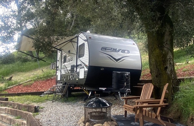 Four minutes drive to historic Julian, CA! Cozy, RV with all the amenities.