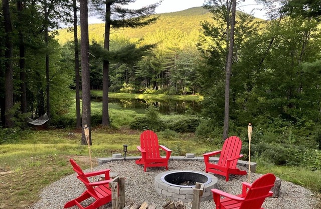 Four season escape w/woodstove, firepit & mountain views
