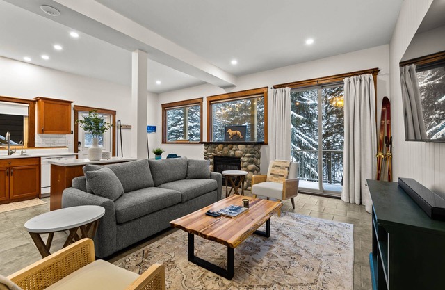 Fox Cub Creekside- Cozy Fireplace w/Hot Tub!