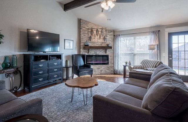 Fox Hunt - Modern, Updated - Pet friendly