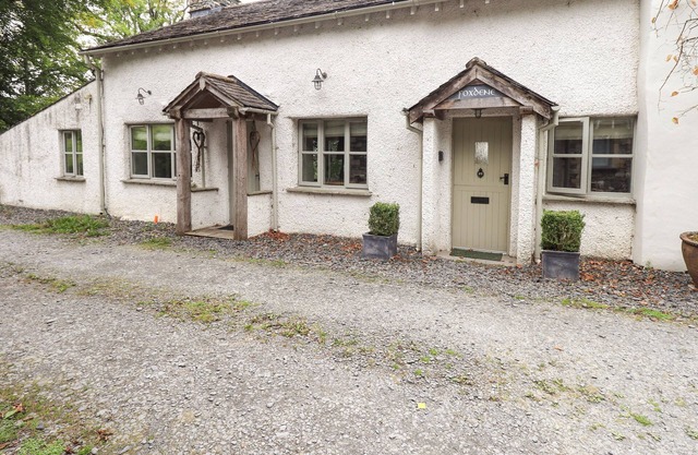 FOXDENE COTTAGE, pet friendly, with hot tub in Underbarrow