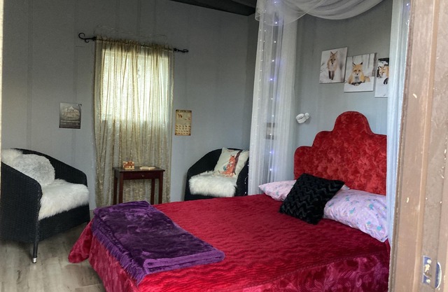 Foxy Den Chalet Cabin - 1 roomnNestled in the valley Pet friendly! Off grid camp