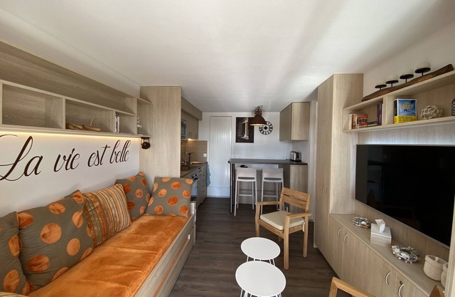 CAP ESTEREL T2 5* AIR CO, SEA VIEW, GROUND FLOOR, TERRACE, GARDEN & PARKING
