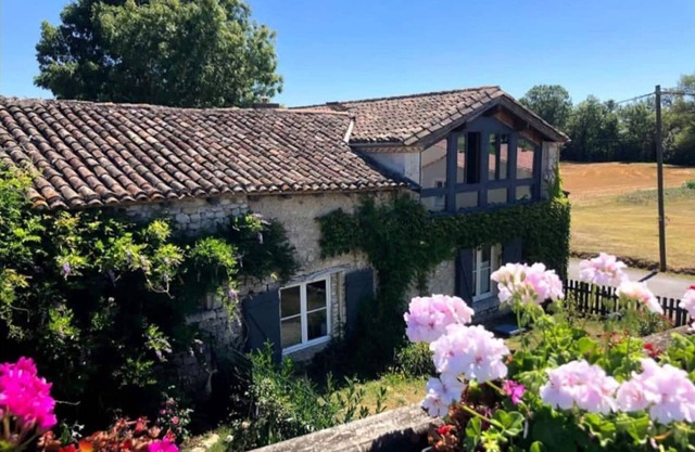 The Old Barn, 4 bedrooms stone barn with pool and garden