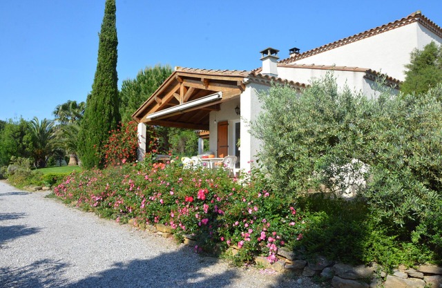 Air-conditioned detached house with pool and beautiful view of the village
