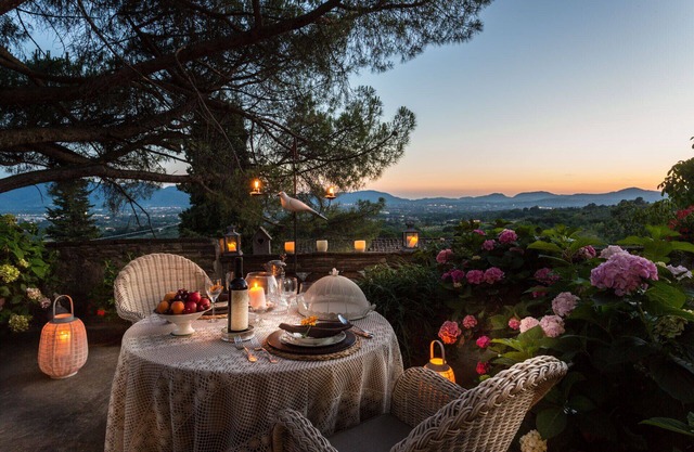 FRANTOIO a Romantic Farmhouse Apartment with Terrace and Views