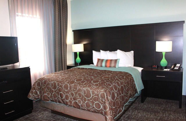 Free Breakfast Buffet + Outdoor Pool | Modern Suite