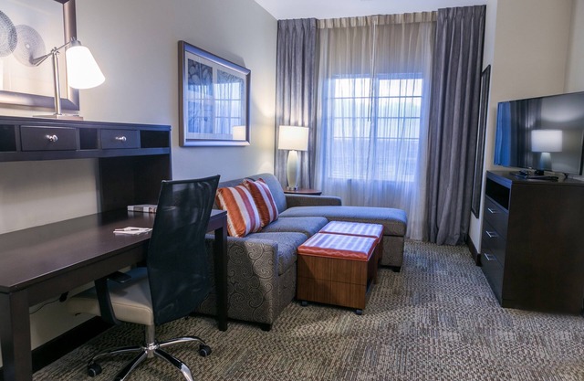 Free Breakfast Buffet, Pool Access, King Bed | Near University of Texas