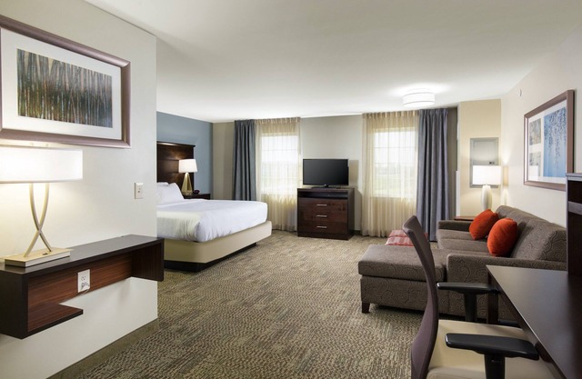 Free Breakfast Buffet. Pool & Gym Access. King Studio.