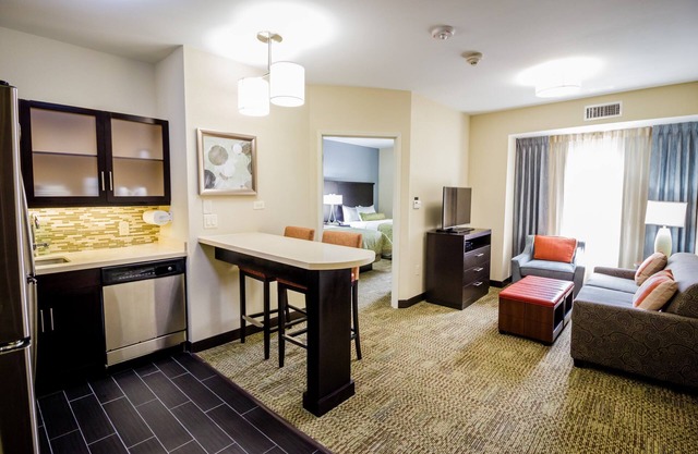 Free Breakfast, Free Wi-Fi, Outdoor Pool | Roll-in Shower