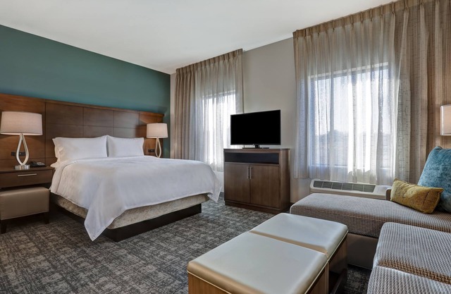 Free Breakfast. Pool. Shared BBQ. Gym. Close to Overland Park Convention Center!