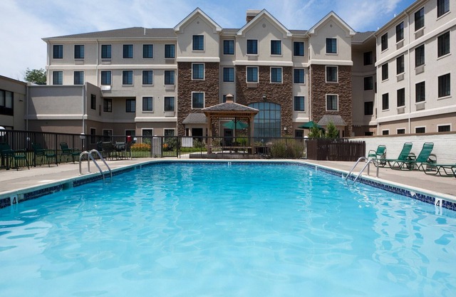 Free Breakfast. Pool. 10 Min Drive to the University of Delaware!