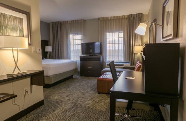 Free Breakfast & Pool Access Included! Studio Near U of Texas.