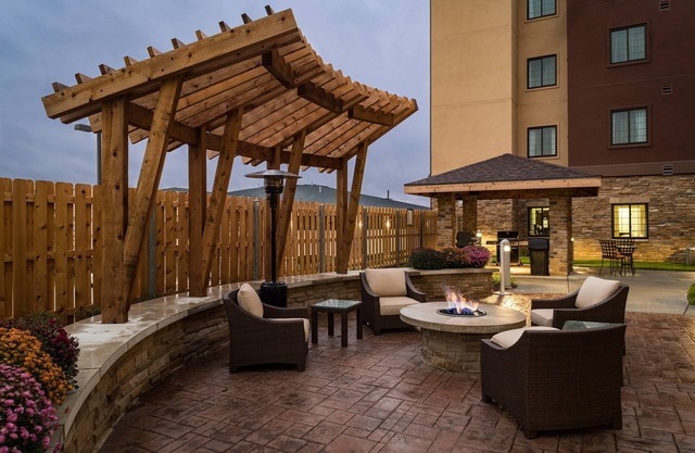 Free Breakfast. Pool & Hot Tub. Great for Business Travelers!