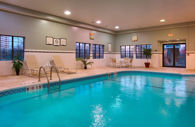 Free Breakfast. Pool & Hot Tub. Close to St. Francis Medical Center!