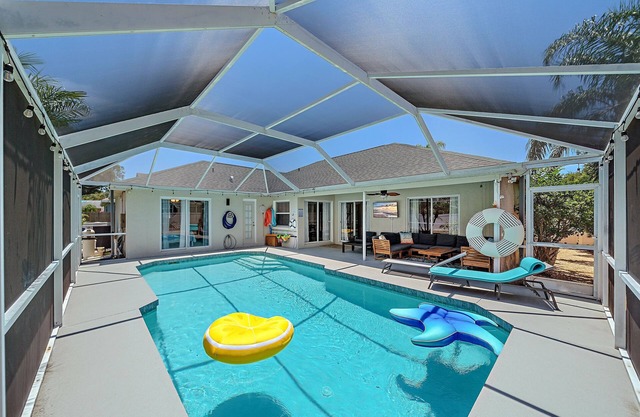 Free Heated Pool, Baby Gear, Shuffleboard, EV charger, Near beach, UTC mall, SRQ