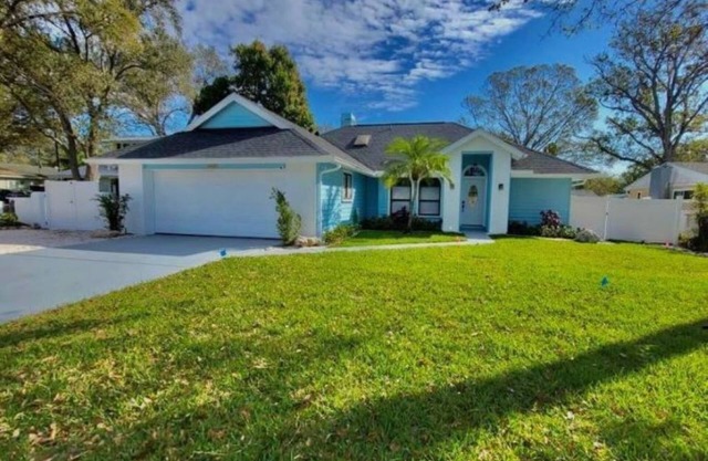 FREE HEATED POOL. THE BLUE HOUSE