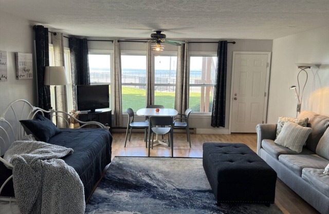 Free night! Aug4-8 or 11-14 book 3 or4 nights get 1 free First floor condo!