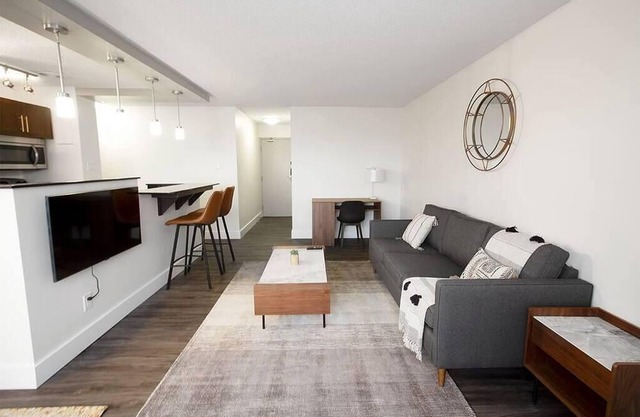 Free Parking and Wi-Fi! Two-bedroom Downtown Suite