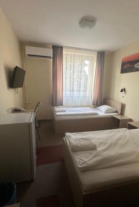 FREE PARKING, FREE BREAKFAST, only 15 minutes to City Center