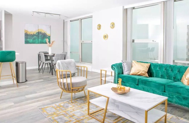 FREE Parking Lovely 2BR in Edgewater Skyline Views