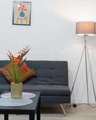 Free Parking - Sleeps 6 - 2 Bedrooms - Newly Renovated