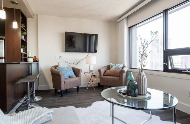 Free Parking & Wi-Fi! One Bedroom Suite Downtown