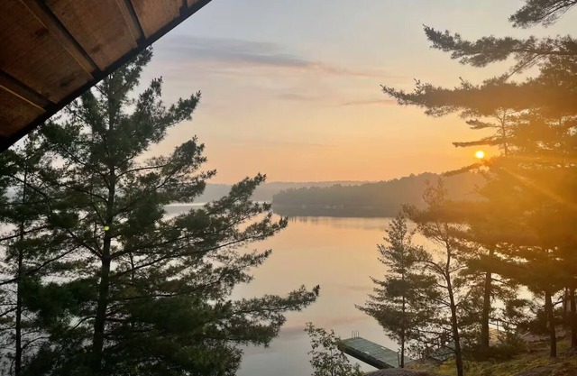 French River family friendly, boat friendly, close to ammenties cottage