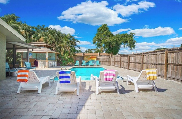 Fresh Coastal Eclectic, Heated Pool Sleeps 9