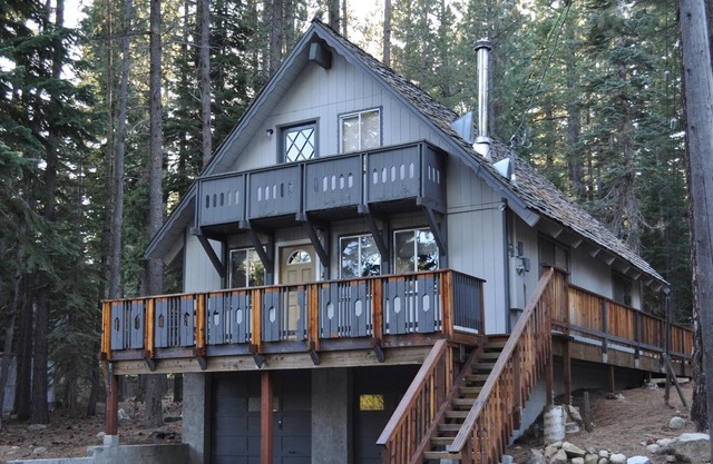 *FRESH INTERIOR REMODEL!* Cabin in the Pines. Garage, Hot Tub, Washer/Dryer