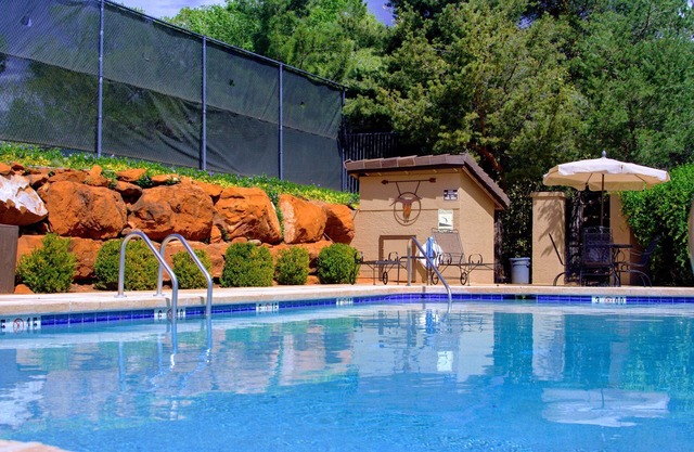 Freshly Renovated. 5 Minutes to Bell Rock. Quiet Community: Golf, Pool, Hot Tub