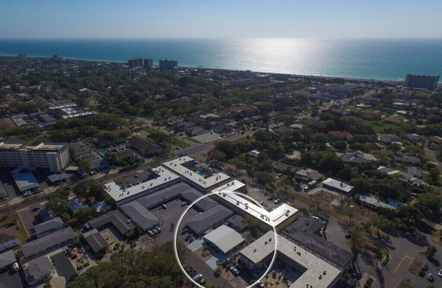 Freshly updated, only minutes walk to beach, parks, & Old Town