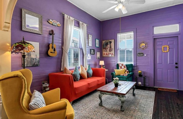 FRIENDS AIRBNB Themed 2bed 2bath walkable to all of Ybor
