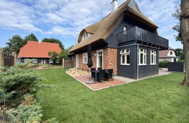 Friesia - thatched roof, fireplace, terrace, garden, sun loungers, close to the forest, Baltic Sea 6km away, WLAN