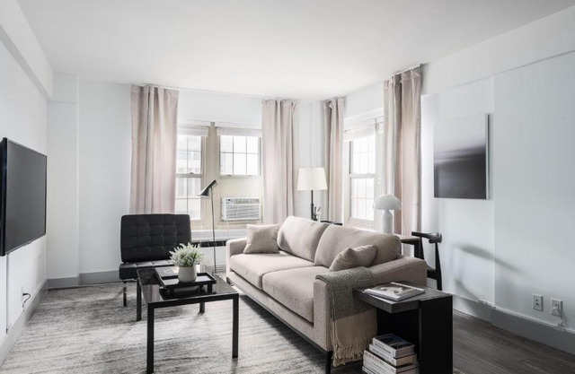 FRONTDESK 2 BR Apt near Grand Center District