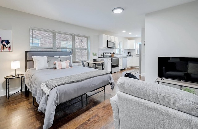 Frontdesk | Bright Studio Apt in Walnut Hills