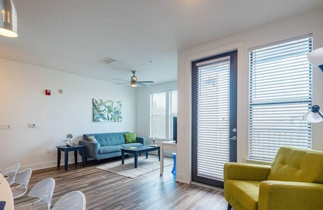 Frontdesk | Coastal 2BR Apt in Hyde Park