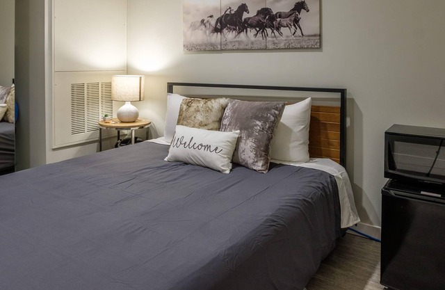 Frontdesk | Comfy Suite in Capitol View South